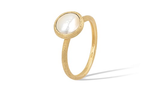A yellow gold fashion ring with a round mother of pearl at its center