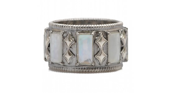 a sterling silver fashion ring featuring rectangular cut mother of pearl