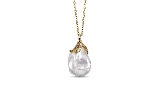 a yellow gold pendant necklace featuring a freshwater pearl